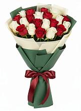 Букет Микс из красных и белых роз в Тищенском