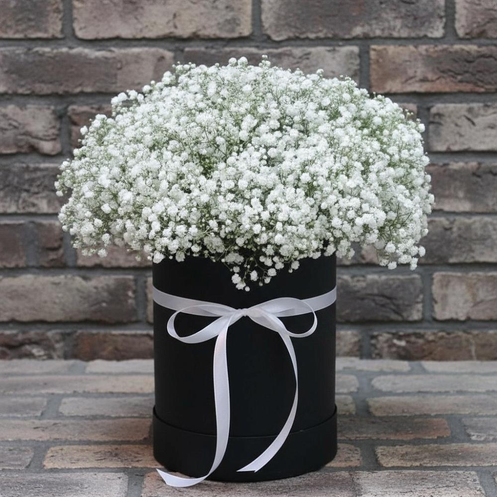 Цветочная композиция из Гипсофила в шляпной коробке в Тищенском