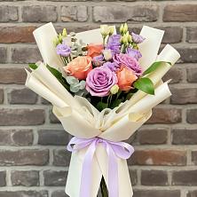 Букет цветов из:  Лизиантусы и Розы в Тищенском