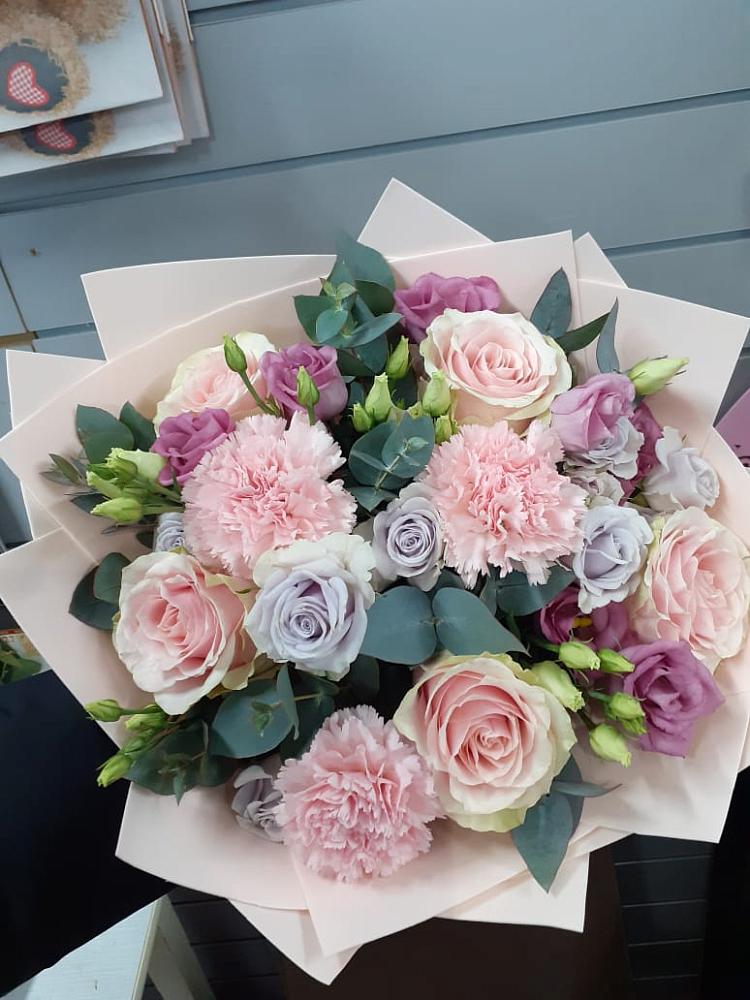 Букет цветов из: Розы, Гвоздики и Лизиантусы в Тищенском